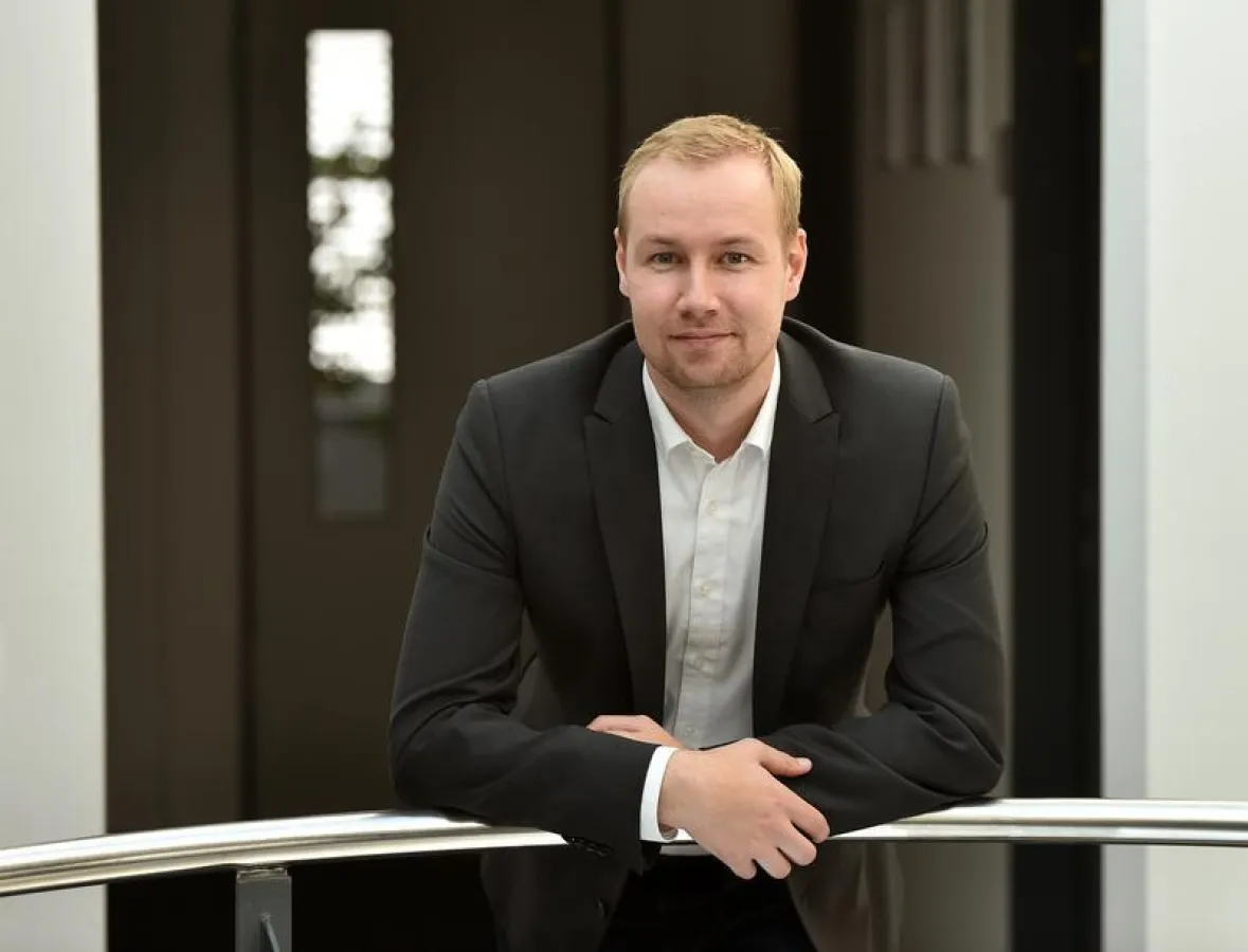 Neuer Abteilungsleiter am IPH: Benjamin Küster (28) steht jetzt an der Spitze der Abteilung Produktionsautomatisierung. (Foto: Ralf Büchler für das IPH)