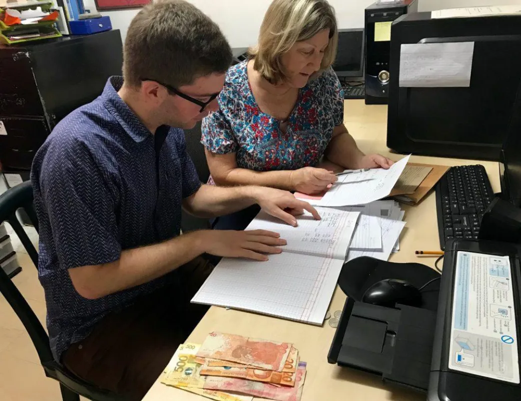 Vorstandsvorsitzender Tobias Schüßler zusammen mit Partnerorganisation Project Life Subic