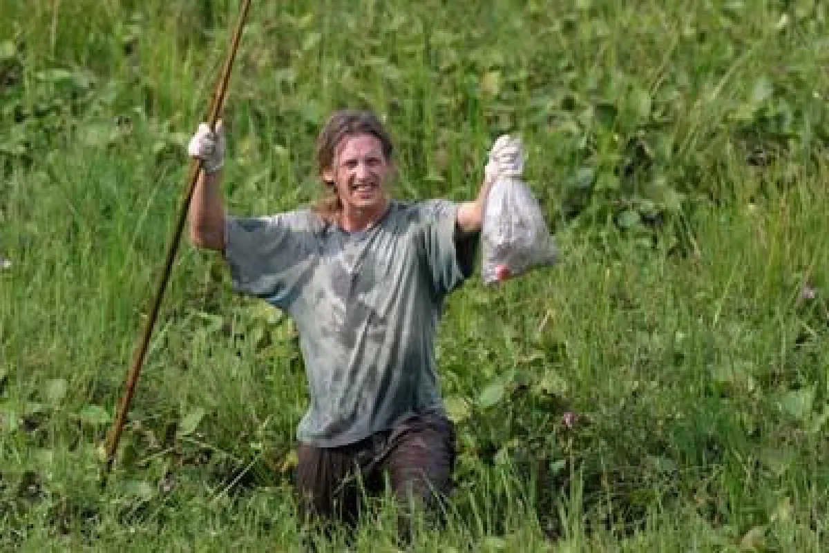 Thomas Breuer bei Forschungsarbeiten in der Mbeli Waldlichtung