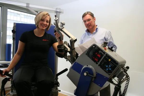 Bild: Schwimmstar Annika Mehlhorn absolviert Krafttest bei Schulterspezialist Dr. Michael Lehmann