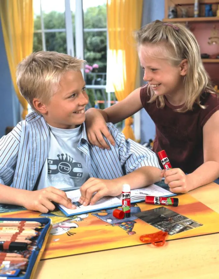 Mit einem hochwertigen Klebestift eingeklebt, sind die Fotos im Freundschaftsbuch lange eine schöne Erinnerung. Foto: Henkel Pritt