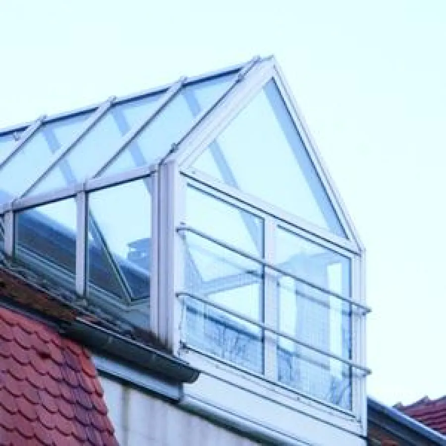 Bereits ein kleiner Dachgauben-Wintergarten kann einen lichtdurchfluteten Wohnraum schaffen