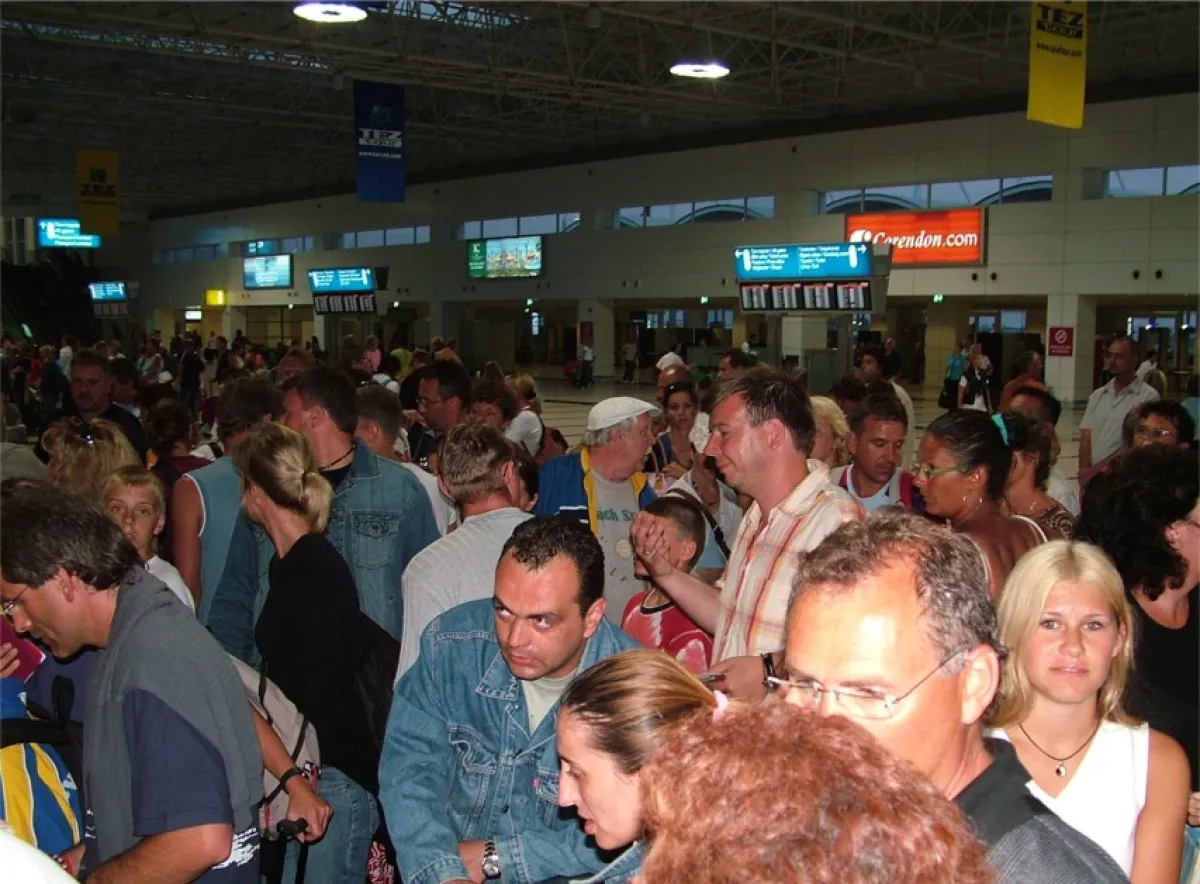 Verunsicherte Interflug-Touristen im Flughafen Antalya