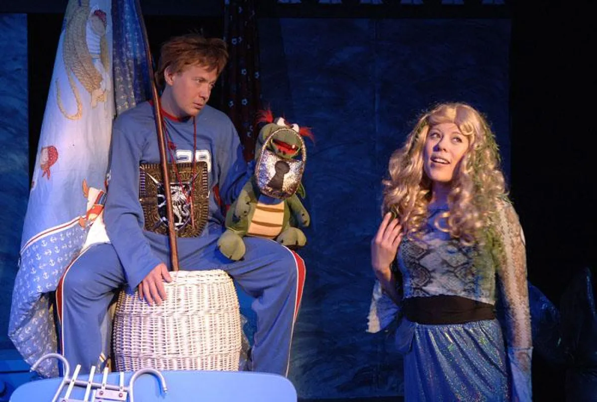 Szene mit Tim (Stafan Förster) und Rusalka (Tanja Hamleh) aus Tim & Tam im Opernland