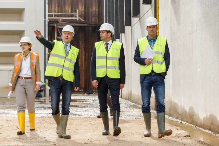 Bild: Trockenen Fußes durch die Nesserlander Schleuse