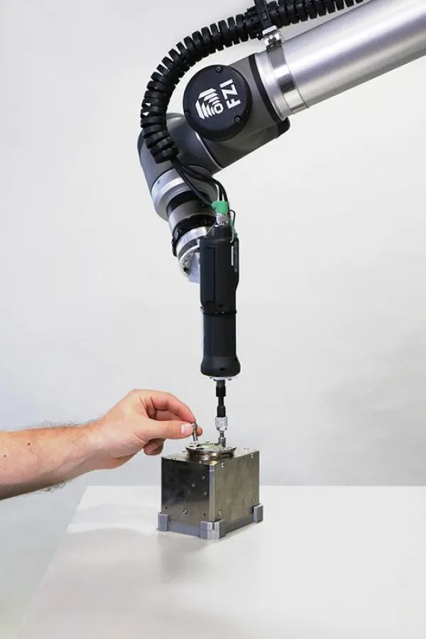 Kooperative Schraubmontage des FZI  (FZI Forschungszentrum Informatik)