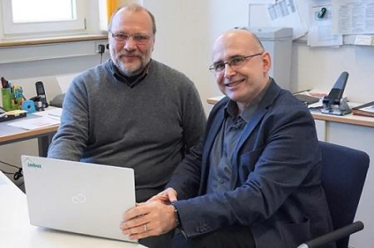 imbus-Vorstandsmitglied Thomas Roßner (rechts) überreichte Rektor Markus Elser die Ultrabooks.