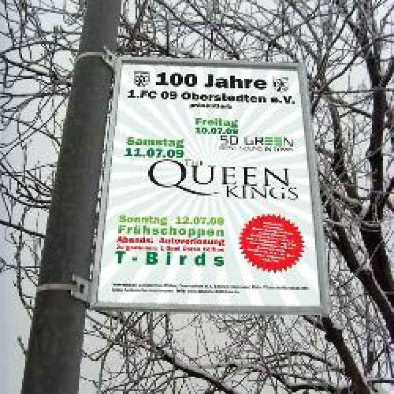 Außenwerbung mit Mastanhänger-Systemen oder mit Hartfaserplatten