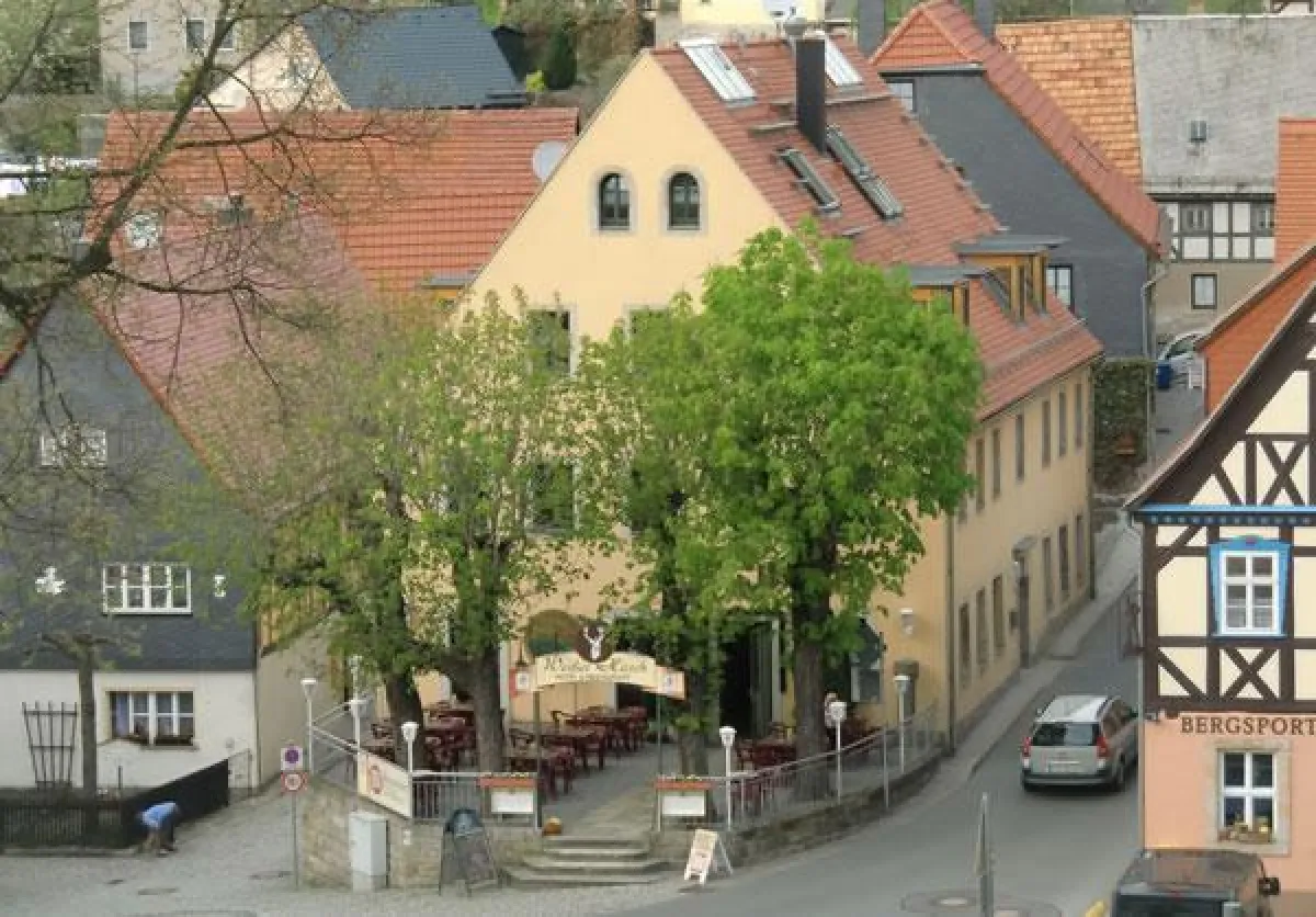 Hotel Weißer Hirsch im Ortszentrum von Hohnstein