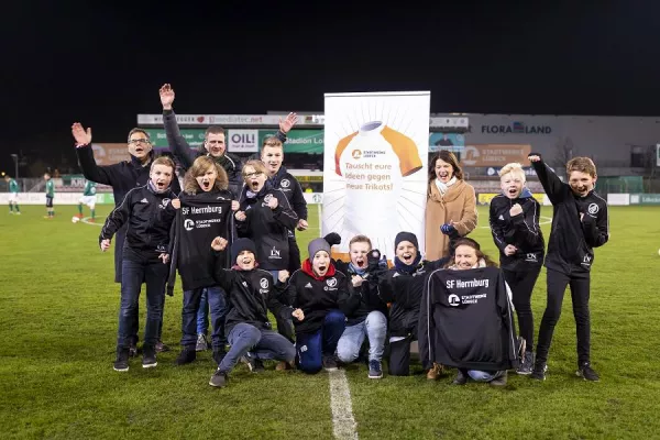 Bild: Neue Trainingsanzüge für die D-Jugendfußballer des SF Herrnburg
