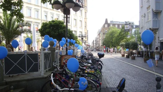 1000 blaue Luftballons in der Karlsruher Innenstadt ... Bild: 1000 blaue Luftballons in der Karlsruher Innenstadt ...