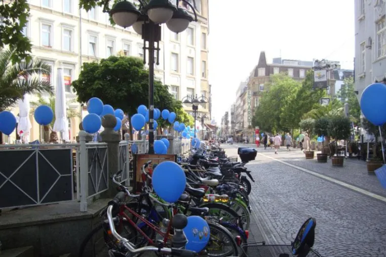 Bild: 1000 blaue Luftballons in der Karlsruher Innenstadt ...