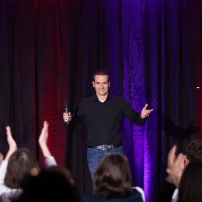 Bild: Regenbogenpapa Michael Züfle wirbt für gesellschaftliche Akzeptanz beim 3. internationalen Speaker Slam