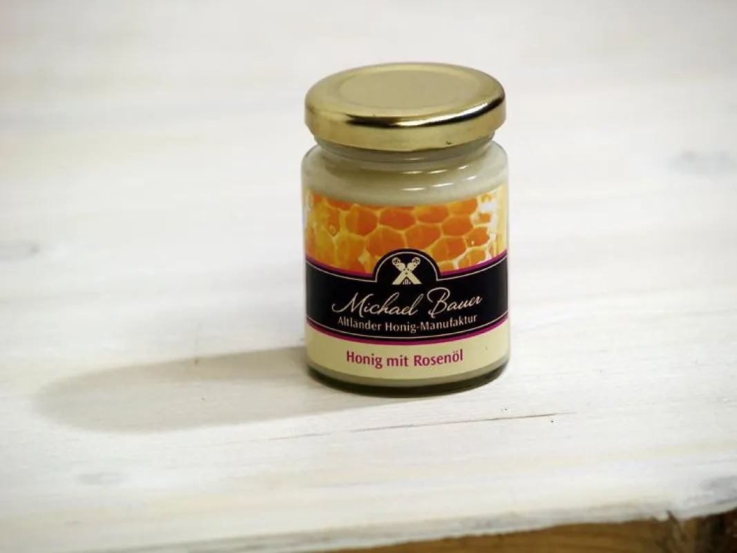 Altländer Honig-Maufaktur - Honig mit Rosenöl. Edles Öl der Damaszener-Rose sorgt für ein fein duftiges Aroma.