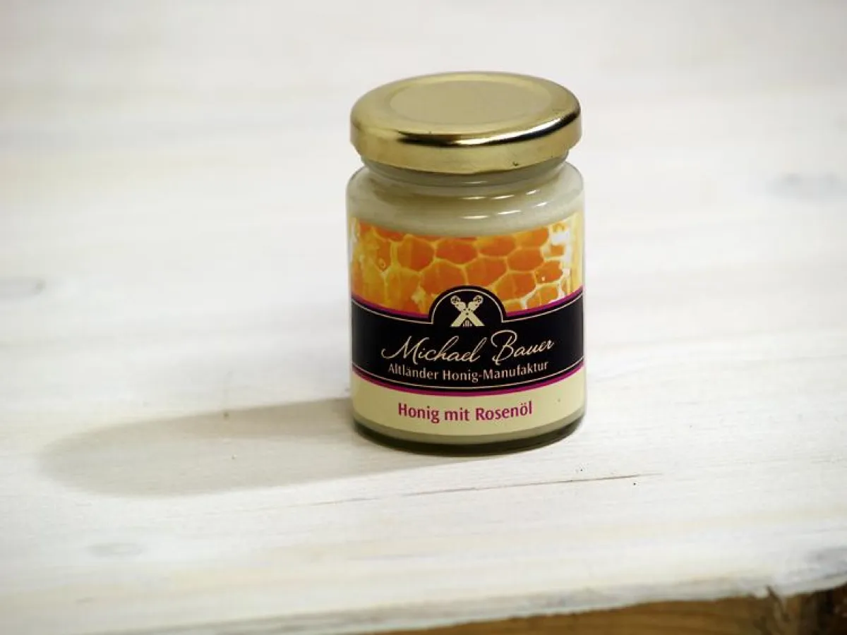 Altländer Honig-Maufaktur - Honig mit Rosenöl. Edles Öl der Damaszener-Rose sorgt für ein fein duftiges Aroma.
