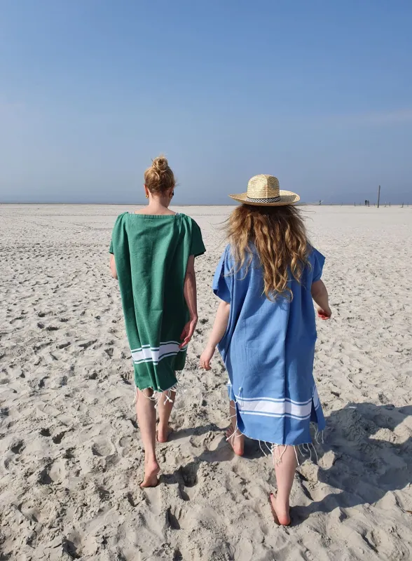 Ein STRANDLIV Beachponcho ist Kleidung, Handtuch und Umkleidekabine in einem (© STRANDLIV)