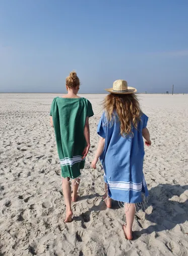 Bild: Ideal für den Strand: Ponchos und Foutas von STRANDLIV