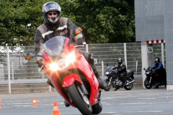 Experten warnen: Motorrad fahren immer riskanter Bild: Experten warnen: Motorrad fahren immer riskanter