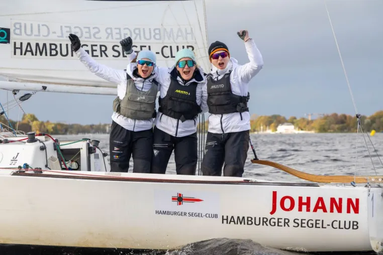 Bild: Heimsieg auf der Alster: Silke Basedow, Maren Hahlbrock und Mia Hahn sind Meisterinnen der Meister