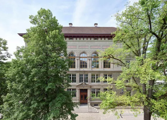 Bild: Vom alten zum neuen Schulhaus