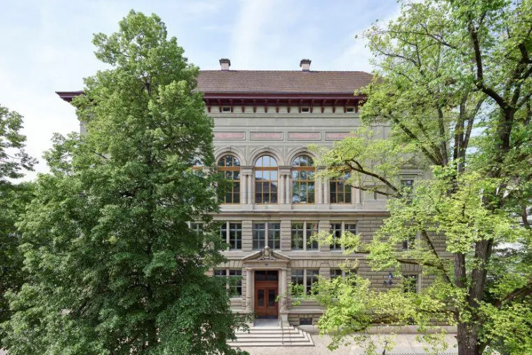Vom alten zum neuen Schulhaus Bild: Vom alten zum neuen Schulhaus