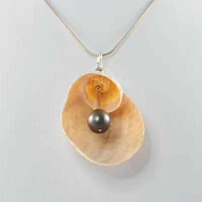 Weihnachtliche „Schmuckissage“ in der Borgward Villa in Bremen Bild: Weihnachtliche „Schmuckissage“ in der Borgward Villa in Bremen