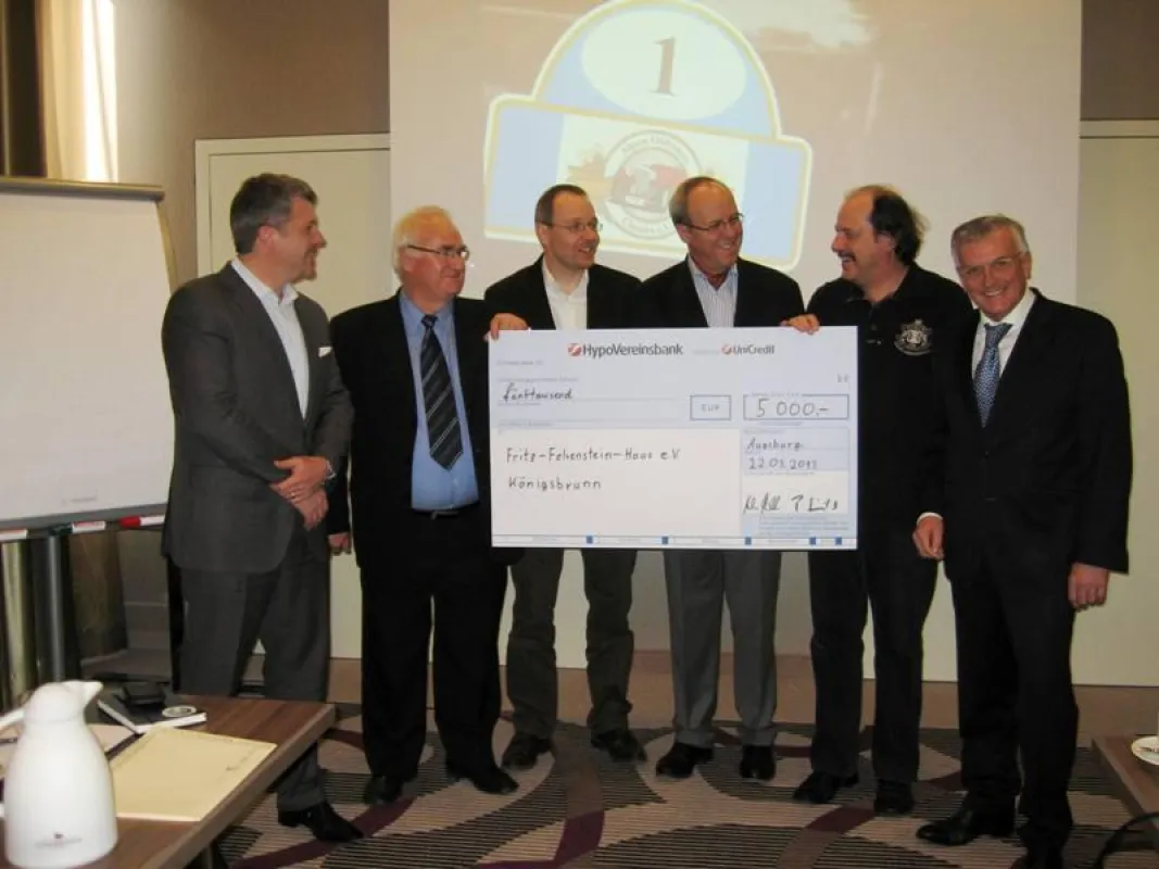 Freuten sich über die 5000 ? Spende des Alpen Oldtimer Club AOC an das Fritz Felsenstein Haus FFH: v