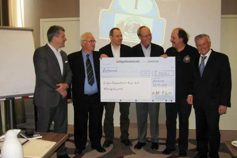 Bild: Alpen Oldtimer Classics ( AOC) übergibt 5000 € Spende an das Fritz Felsenstein Haus