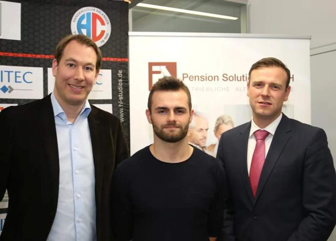 (Foto: hl-studios, erlangen): v.l.:Stefan Adam, HC Erlangen, Denni Djozic, Tobias Bailer, PS Group