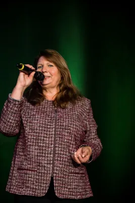 Bild: Christine Kulka gewinnt den Excellence Speaker Award 2022
