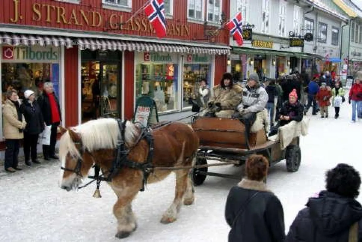 Einkaufsstrasse in Lillehammer zur Weihnachtszeit