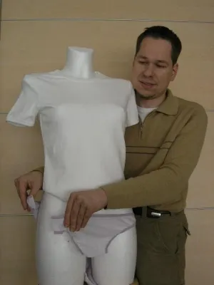 Bild: Manuel Marsch zeigt den OneHand-Slip auf der Erfindermesse IENA 2007 in Nürnberg