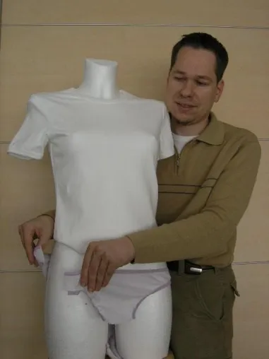 Manuel Marsch zeigt den OneHand-Slip auf der Erfindermesse IENA 2007 in Nürnberg Bild: Manuel Marsch zeigt den OneHand-Slip auf der Erfindermesse IENA 2007 in Nürnberg