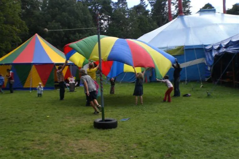 Bild: Hier tanzen die Puppen - Zirkus ganz Spontan in Giesing/Harlaching ab 16.08.2011