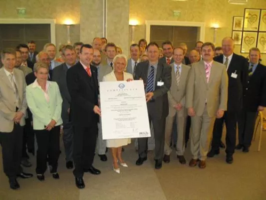 DQS stellt weltweit erstes IRIS-Zertifikat an HARTING Technologiegruppe aus Bild: DQS stellt weltweit erstes IRIS-Zertifikat an HARTING Technologiegruppe aus