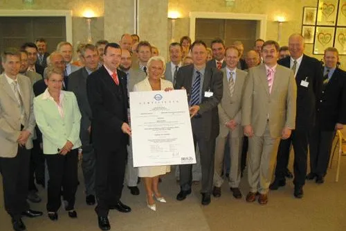 DQS stellt weltweit erstes IRIS-Zertifikat an HARTING Technologiegruppe aus Bild: DQS stellt weltweit erstes IRIS-Zertifikat an HARTING Technologiegruppe aus