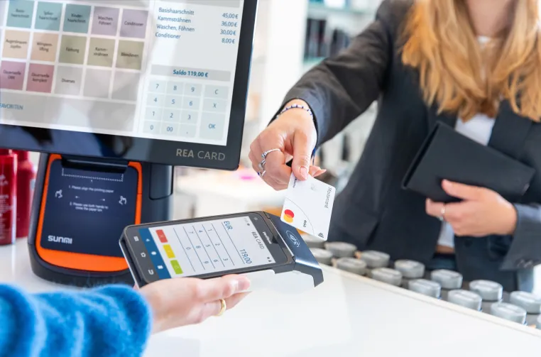 Kasse und Kartenzahlung aus einer Hand: Warum Schnittstellen im Tagesgeschäft entscheidend sind Bild: Kasse und Kartenzahlung aus einer Hand: Warum Schnittstellen im Tagesgeschäft entscheidend sind