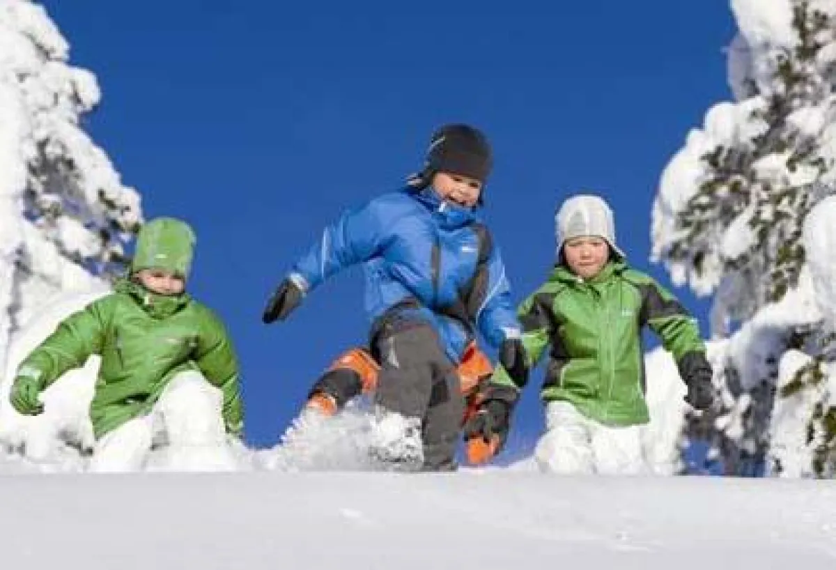 Warm eingepackt, macht Toben im Schnee gleich doppelt Spaß!