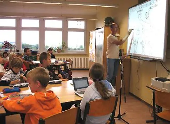 Bild: Stadtwerkestiftung und Harzsparkasse übergeben Interaktives Klassenzimmer