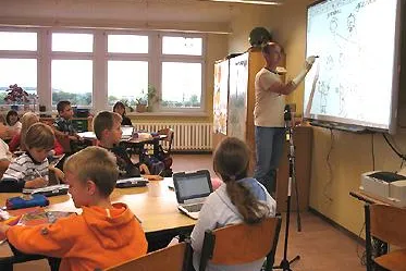 Bild: Stadtwerkestiftung und Harzsparkasse übergeben Interaktives Klassenzimmer