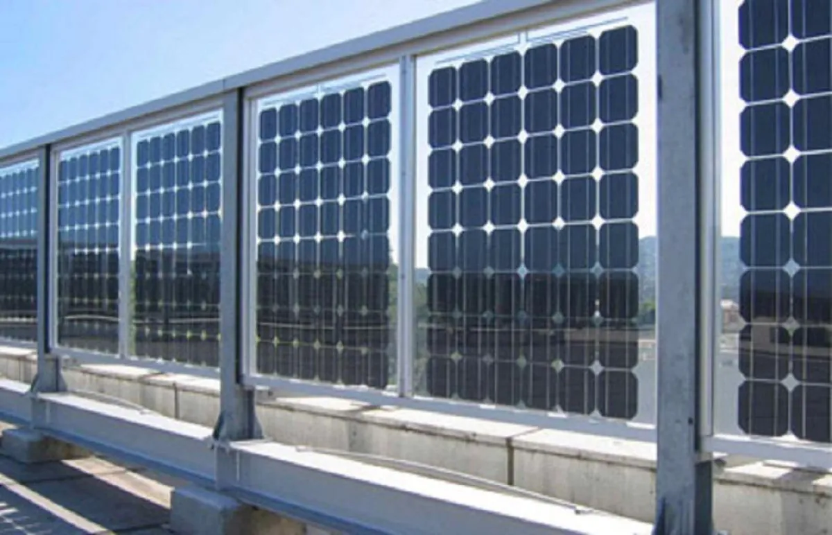 Bifaciale Module sind ideal für Brüstungen und Balkone Foto: Hitachi