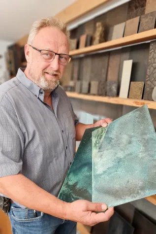 Bild: Malen mit flüssigen Metallen, Säuren und Laugen.