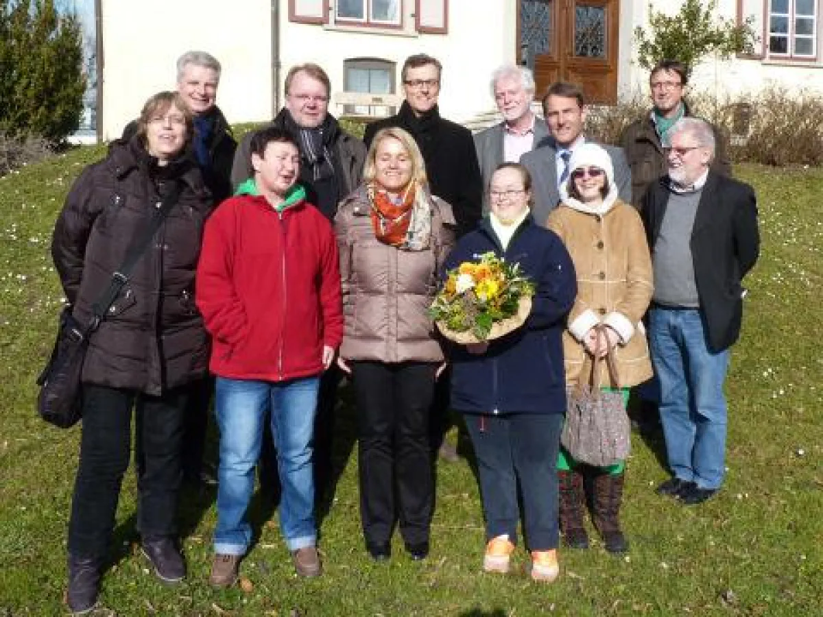 Mit einem Blumenstrauß wurde die neue Behindertenbeauftragte Verena Bentele in Liebenau begrüßt.