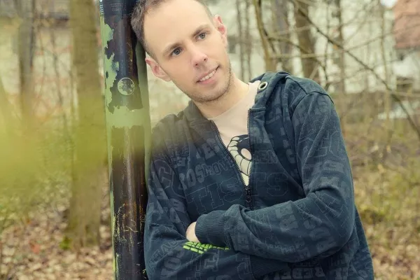 Bild: Sebastian Baumert stürmt iTunes Charts: Münchner landet mit Popsong „Allein im Club“ internationalen Erfolg
