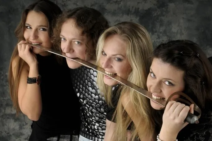 Sensenrasselnd und Gitarrenspielend - Das Gitarrenquartett Fortissimo präsentiert die Weltpremiere Bild: Sensenrasselnd und Gitarrenspielend - Das Gitarrenquartett Fortissimo präsentiert die Weltpremiere