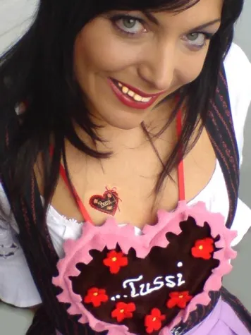 Bild: Lebkuchenherz-Tattoos und -Taschen - das Oktoberfest kann kommen