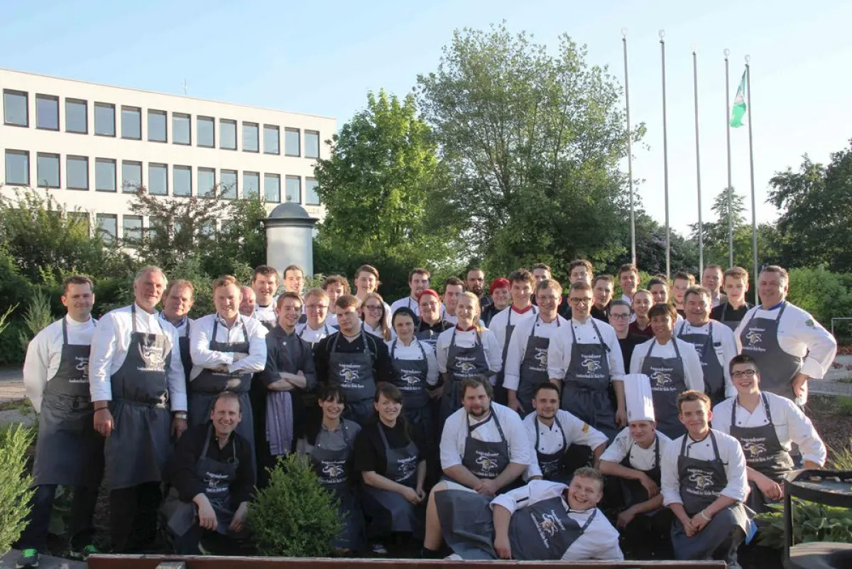 Gruppenbild mit den Organisatoren und Referenten - Jugendcamp der Köche Bayern 2015 in Regenstauf