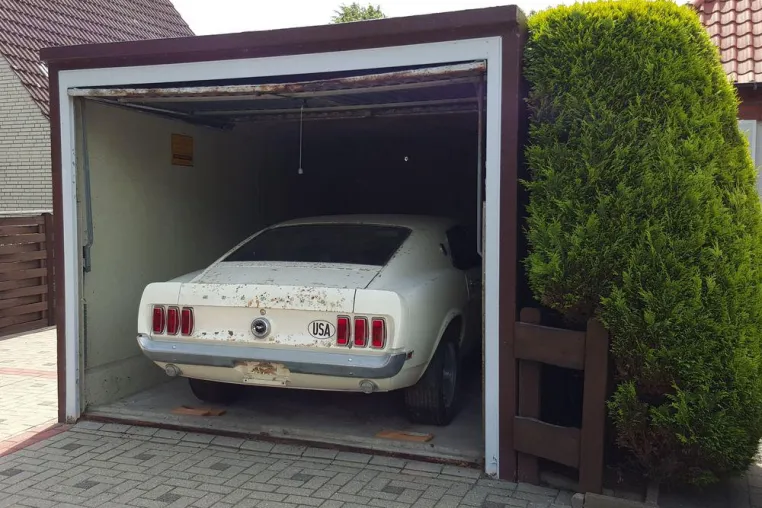 Garagenfund auf der Retro Classics: Ein Mustang-Traum in weiß am BELMOT Messestand Bild: Garagenfund auf der Retro Classics: Ein Mustang-Traum in weiß am BELMOT Messestand