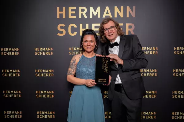 Bild: Carina Berger rockt den internationalem Speaker Slam und gewinnt Excellence Award!