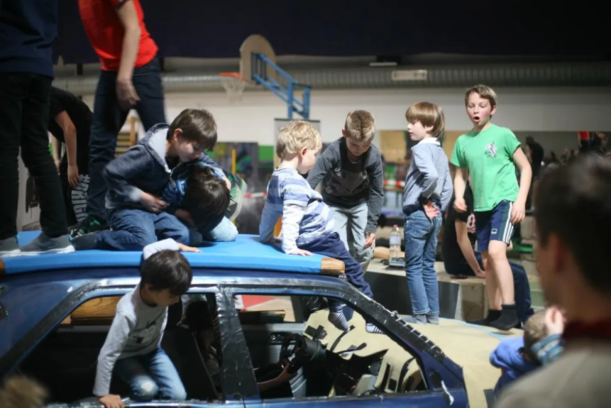 Ausgelassene Kids erobern das MAD Auto